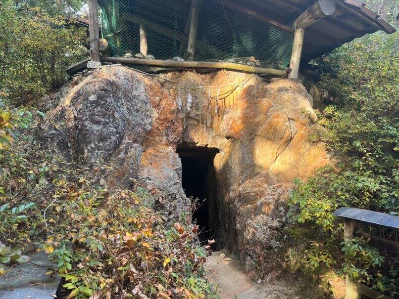 「天の岩戸くぐり」